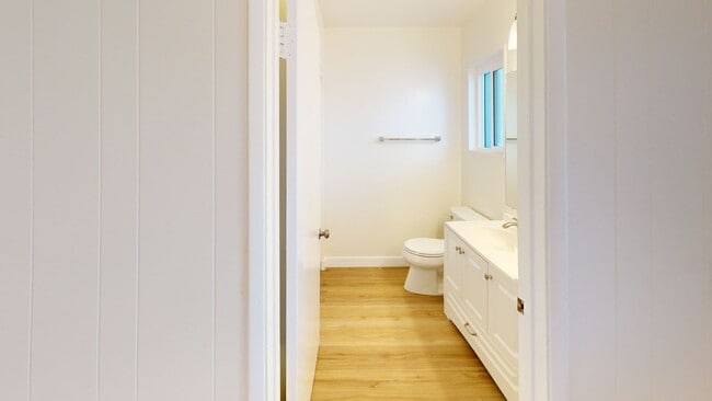 Building Photo - Open Concept Townhouse | Vinyl Plank Flooring