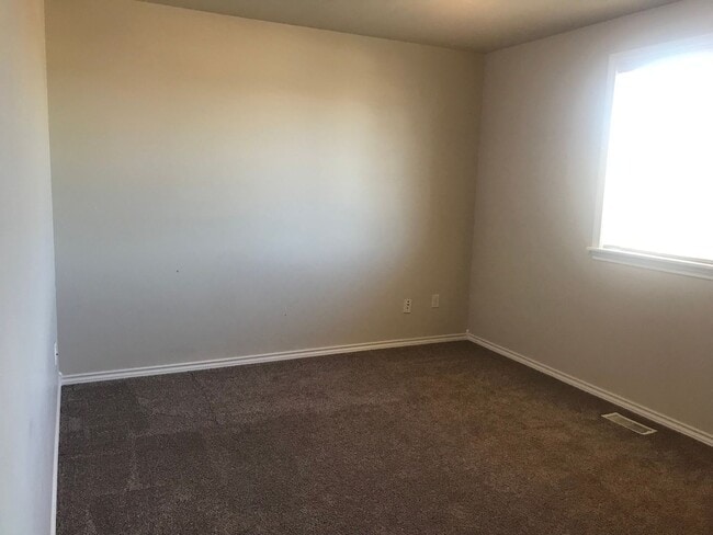 Building Photo - Meridian Charmer with 3 Car Garage, & Huge Backyard!