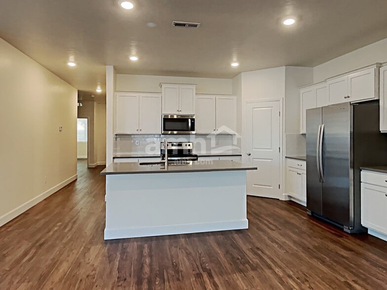 Building Photo - 5124 W Bellevue St