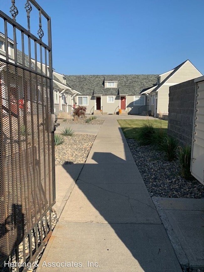 Building Photo - 527 N Chelan Ave