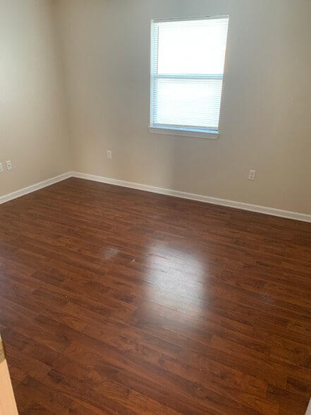 Building Photo - 530 Summer Dr