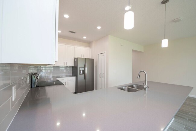 Building Photo - TOWNHOUSE 3 Bedrooms 2.5 Baths
