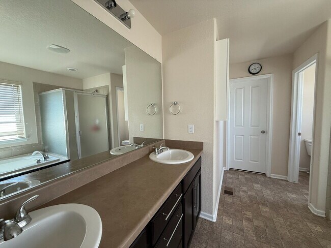 Building Photo - "Spacious 6-Bedroom Haven with 5 Full Baths in Aurora - 3,729 Sq. Ft. of Comfort & Style!"