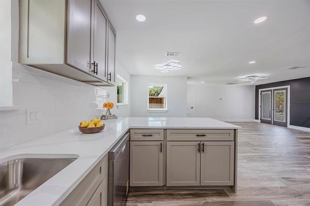 Building Photo - 310 E 6th St