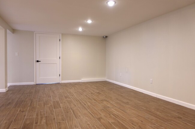 Building Photo - Fully Updated 2BR Apt