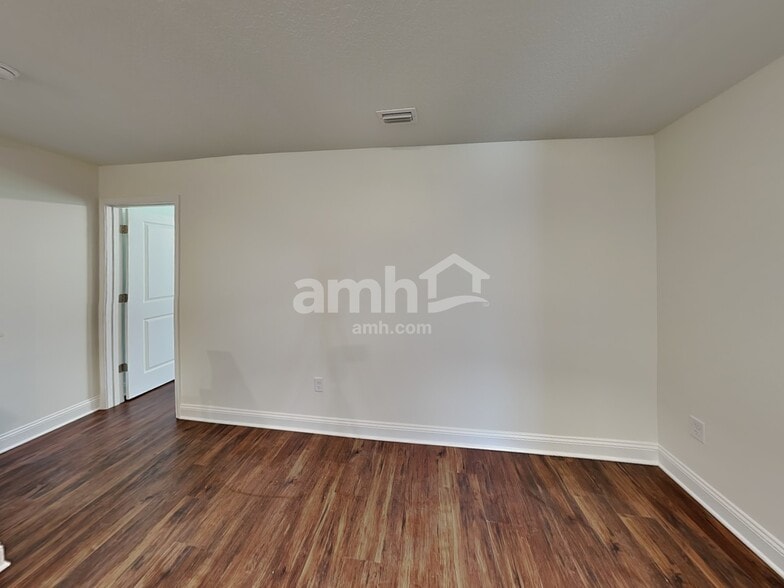 Building Photo - 329 Banyan Frst Dr