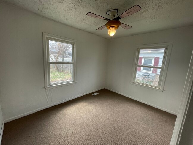 Building Photo - 921 NW D St