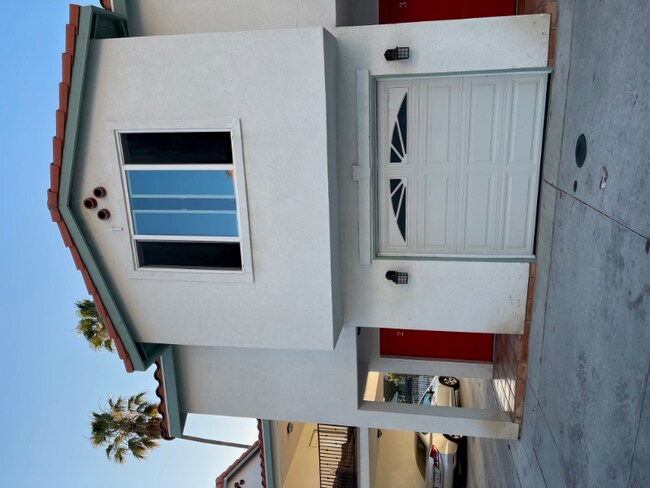 Building Photo - 900 W Graham Ave