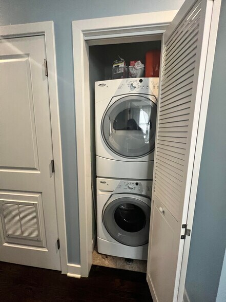 Building Photo - 3322 W Eastwood Ave