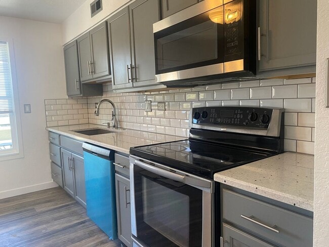 Building Photo - Charming 3BR Condo in Denver