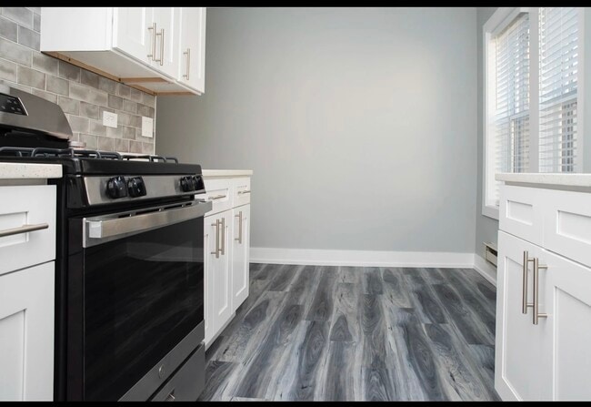 Building Photo - 3821 N Greenview Ave