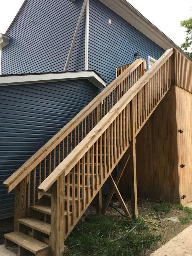 Building Photo - 631 E Chestnut St