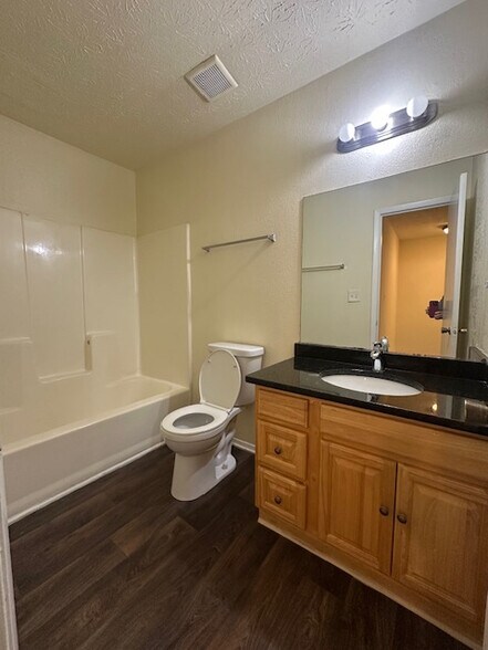 Building Photo - Room in Townhome on Destin Cir