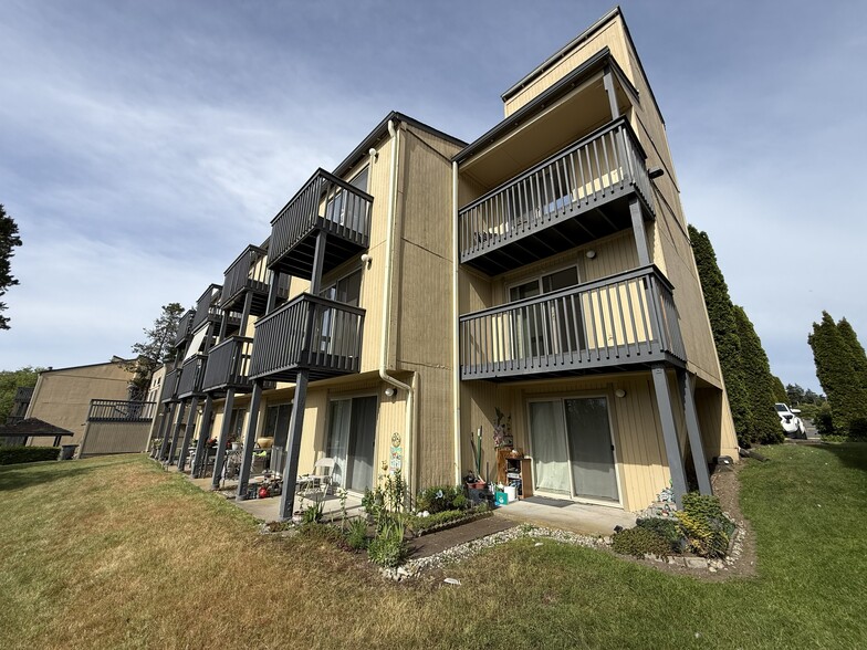 2 balconies - 31003 14th Ave S