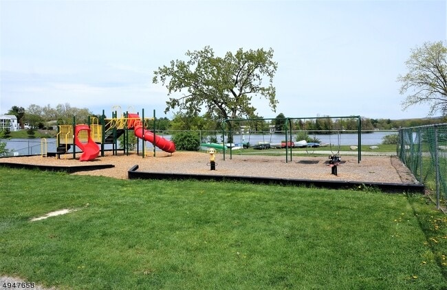 Building Photo - 102 Hemlock Hill