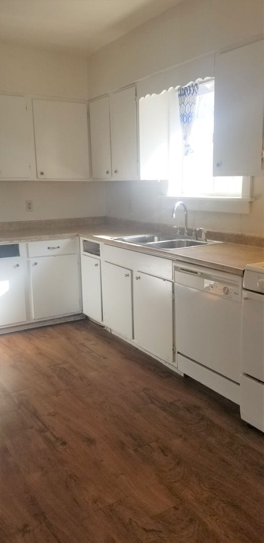 Building Photo - 1920's Farmhouse in Lakewood - Month to Month Short Term Only