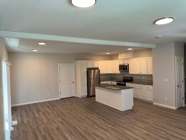 Building Photo - New 4 Bed / 2.5 Bath Duplex!