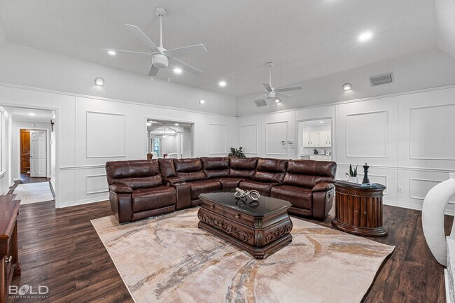 Building Photo - 4 Bedroom 3.5 bath in Greenacres