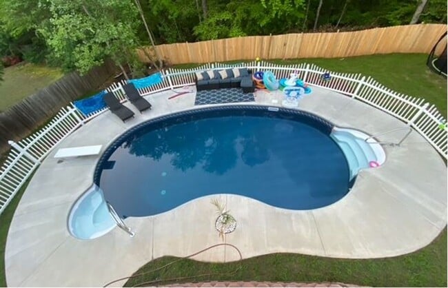 Building Photo - 5 Bedroom in Cedar Bluff Community