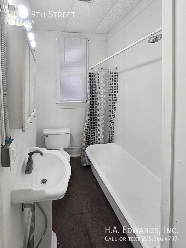 Building Photo - 2016 9th St