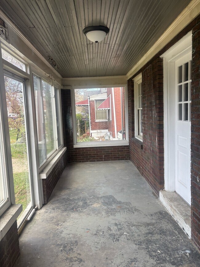 Building Photo - 1305 Larchmont Ave