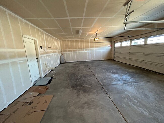 Building Photo - *** MOVE IN SPECIAL - $500.00 OFF FIRST MO...