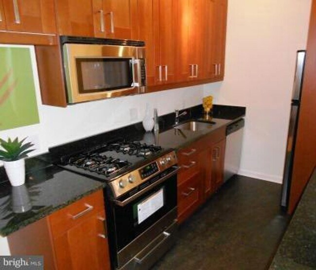 Building Photo - Fantastic location! Great Large Studio for...