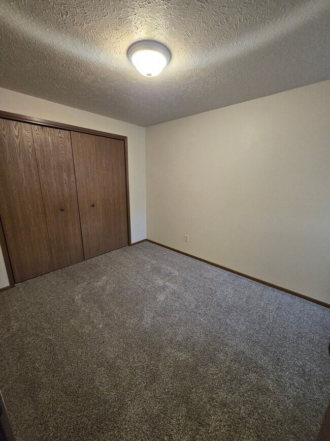 Building Photo - 1122