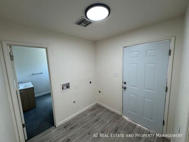 Building Photo - 1005 E Turney Ave