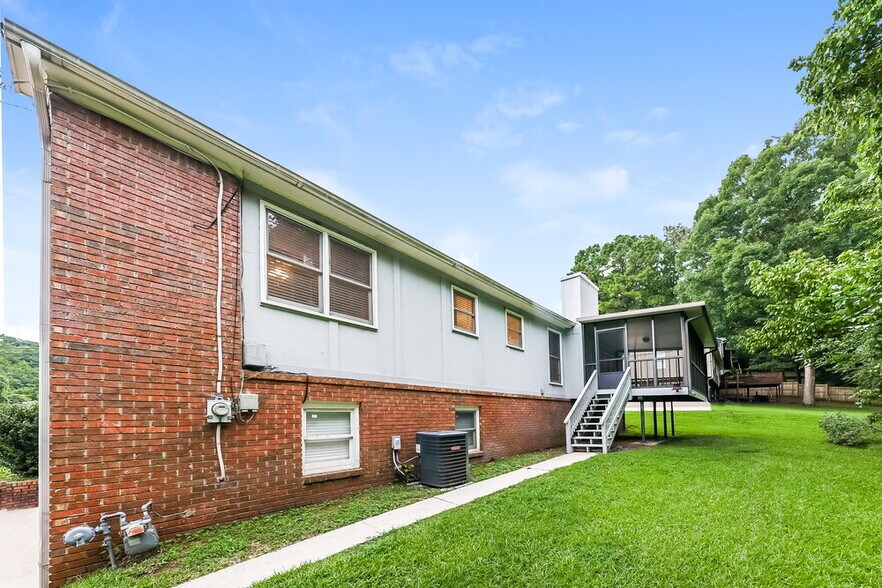 Building Photo - 800 Dunwoody Ln
