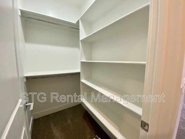 Building Photo - 438 N Stone Mountain Dr