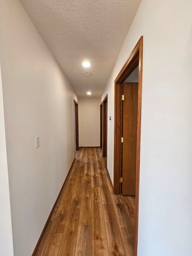 Building Photo - 3Bd/2Ba Single Story Home-For viewing!