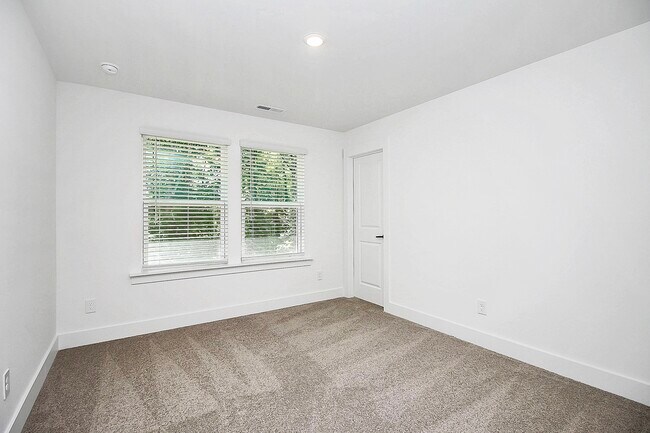 Primary bedroom - 2613 Dr Carver Rd