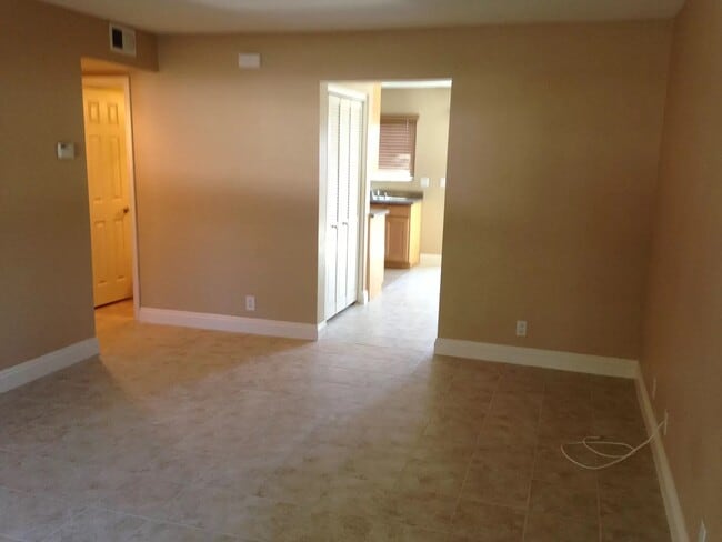 Building Photo - 1045 Peach Ave