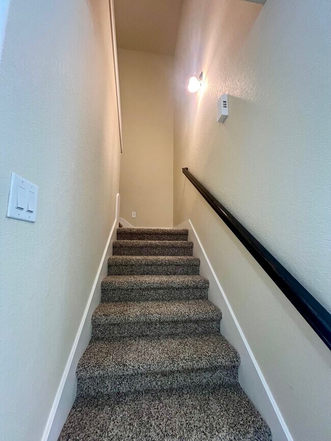 Building Photo - Fabulous Townhome in New Braunfels 3/2.5 ~ Minutes from Gruene ~ Move in Ready!