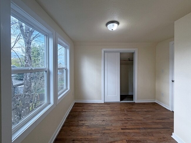 Building Photo - 960 Clark St