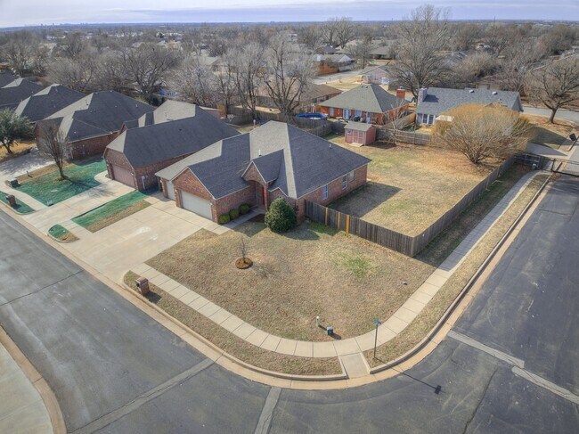 Building Photo - 3 Bedroom + Study + 3 car garage home located in the heart of Edmond!