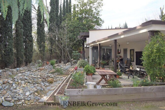 Building Photo - 1160 Silver Lake Dr