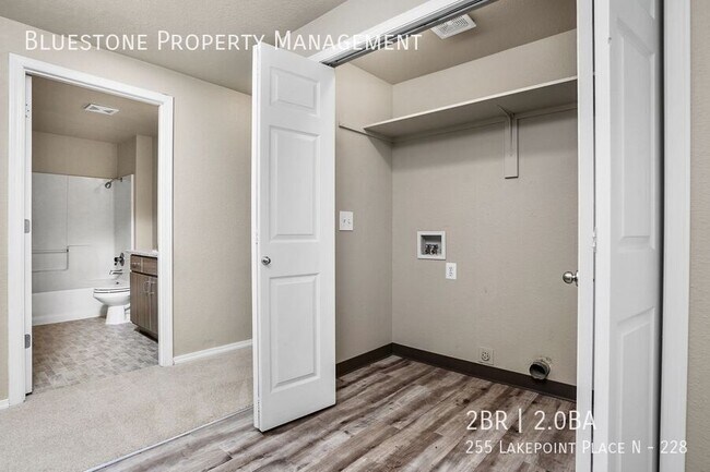 Building Photo - 255 Lakepoint Pl N