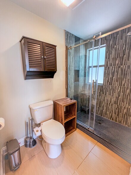 Primary bathroom - 5717 Pasteur Blvd