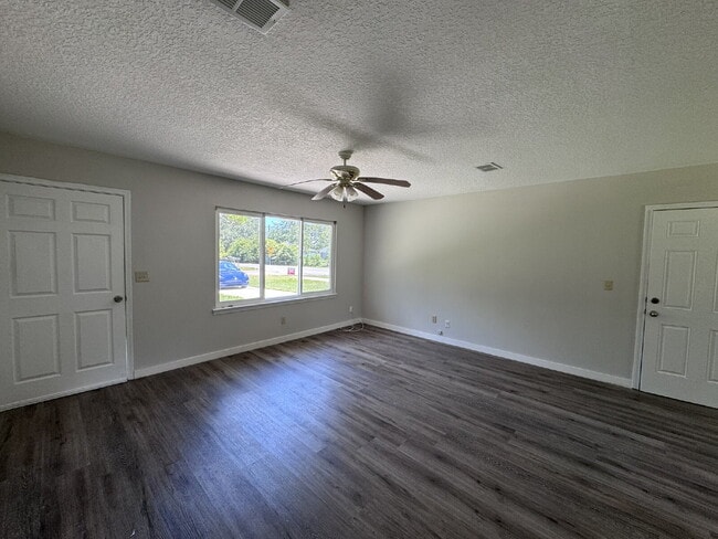 Building Photo - Charming Renovated Home Just Outside the City
