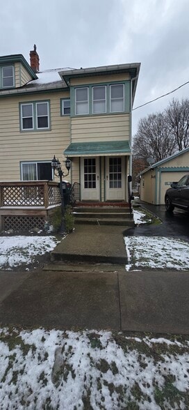 Building Photo - 161 Thayer St