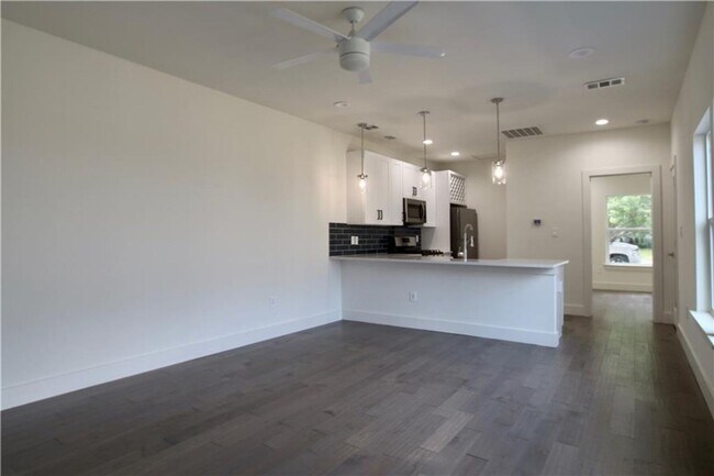 Building Photo - 705 Harris Ave