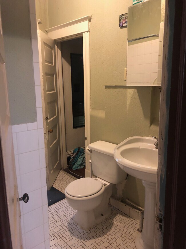 Building Photo - 430 8th St SE