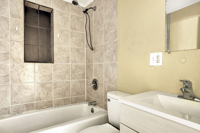 Building Photo - Newly renovated 3 bedroom/1 bathroom home ...