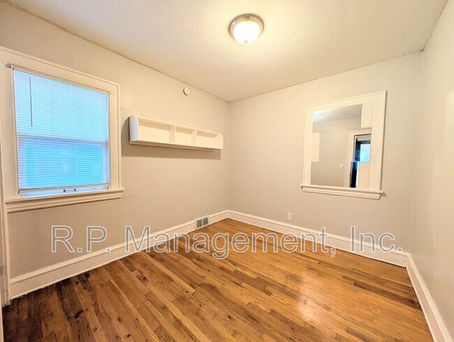 Building Photo - 880 S 19th Ave