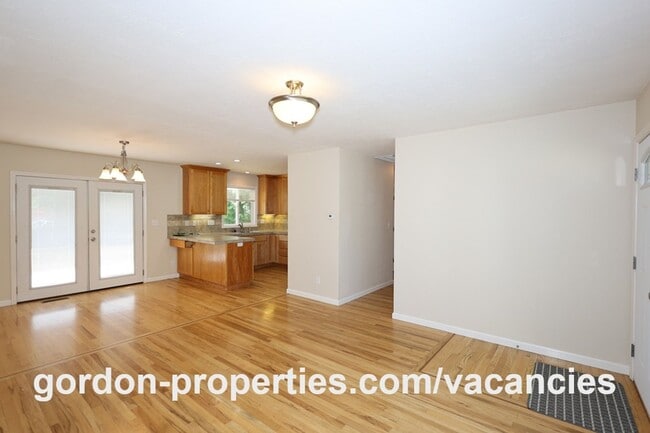 Building Photo - 10851 SE Garrett Dr