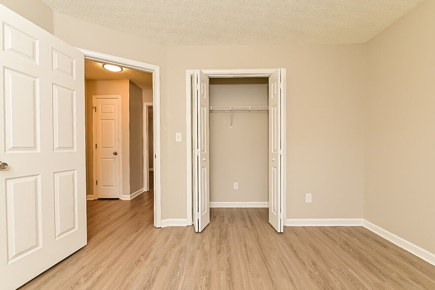 Building Photo - 604 Fieldcrest Dr