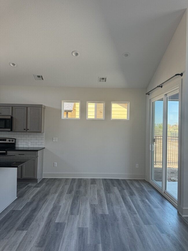 Building Photo - 800 Trails End Ct