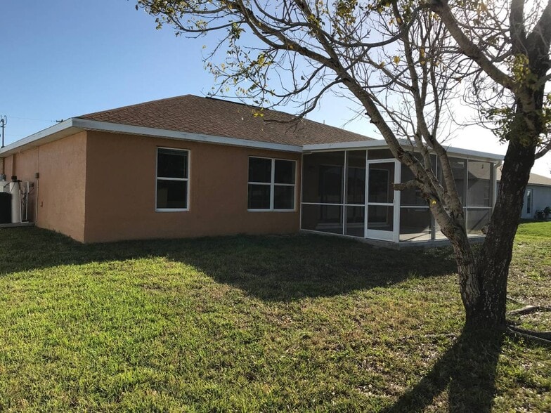 Building Photo - 1739 NW 19th Ter